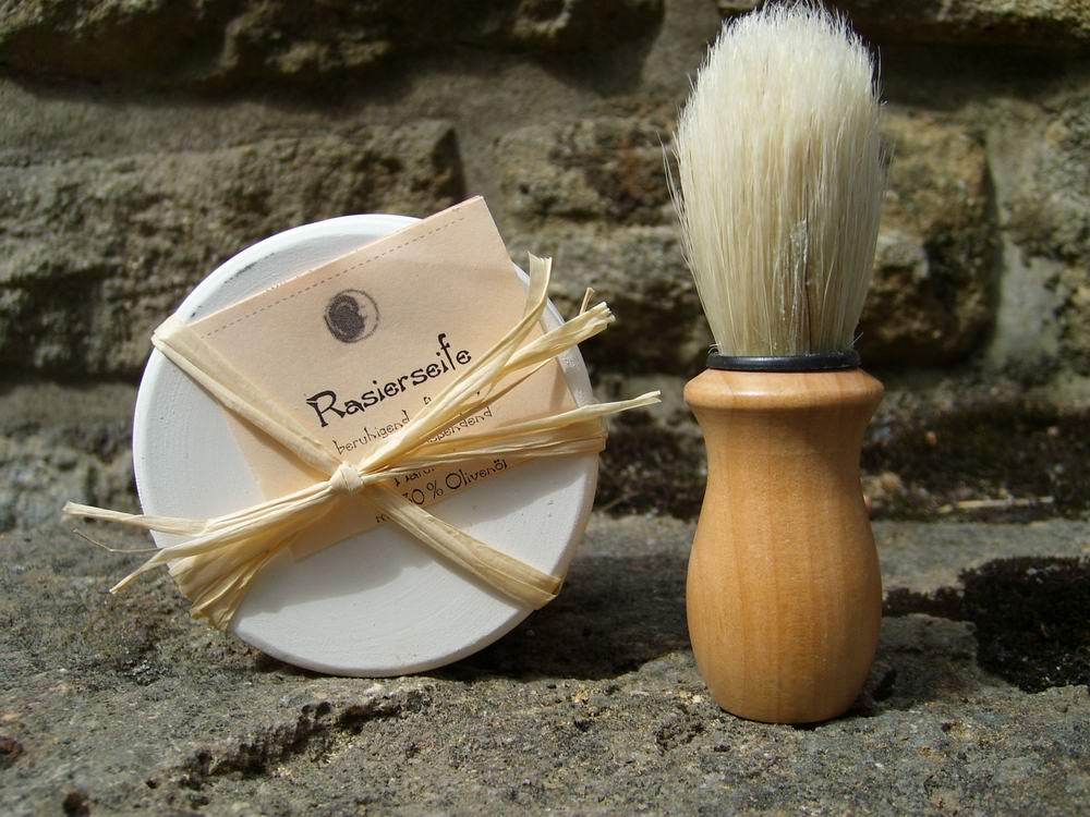Foto von Rasierseife mit Topf und Pinsel (Borste)