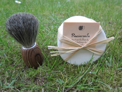 Foto von Rasieseife im Topf mit Pinsel (Dachshaar)